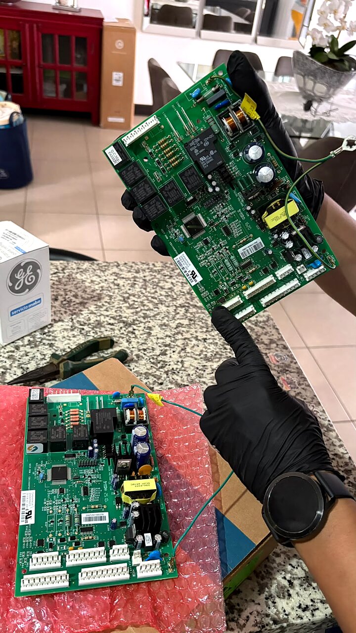 Comparación de tarjetas de control originales GE para refrigeradora