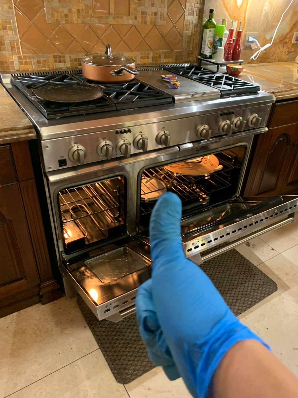 Técnico Mengar con cocina GE abierta