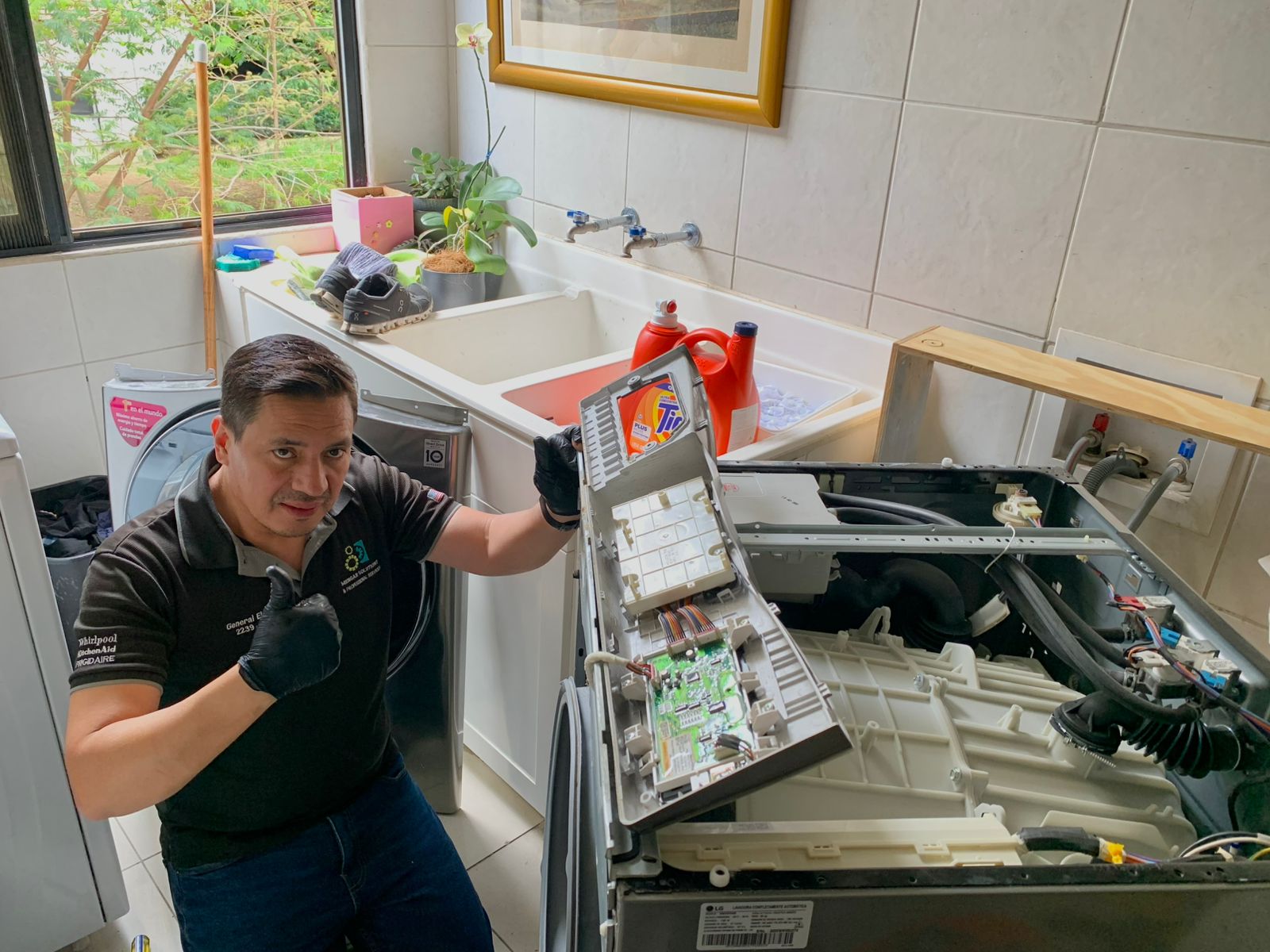 Técnico Mengar durante mantenimiento de lavadora