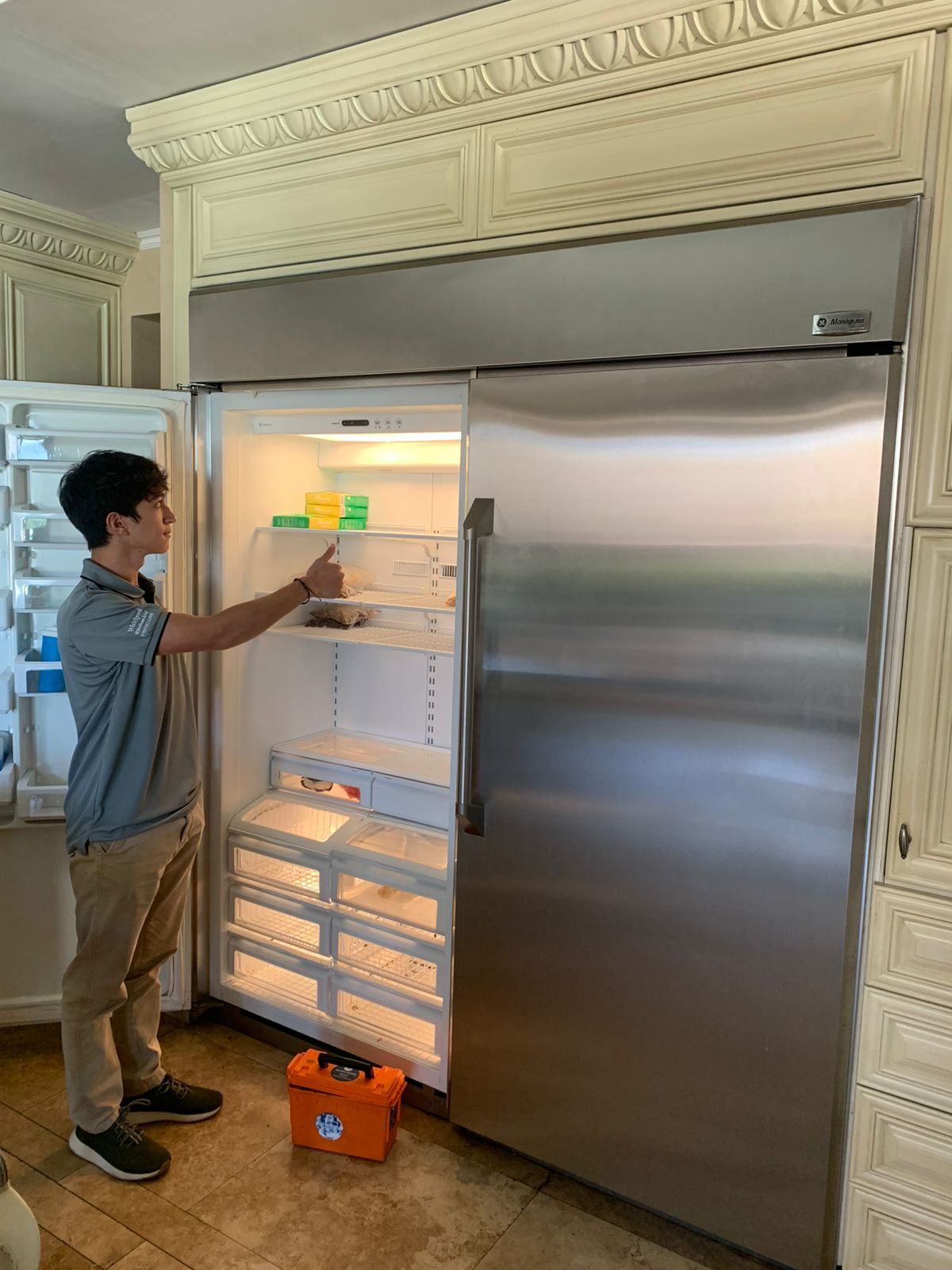 Técnico Mengar con refrigeradora Monogram GE